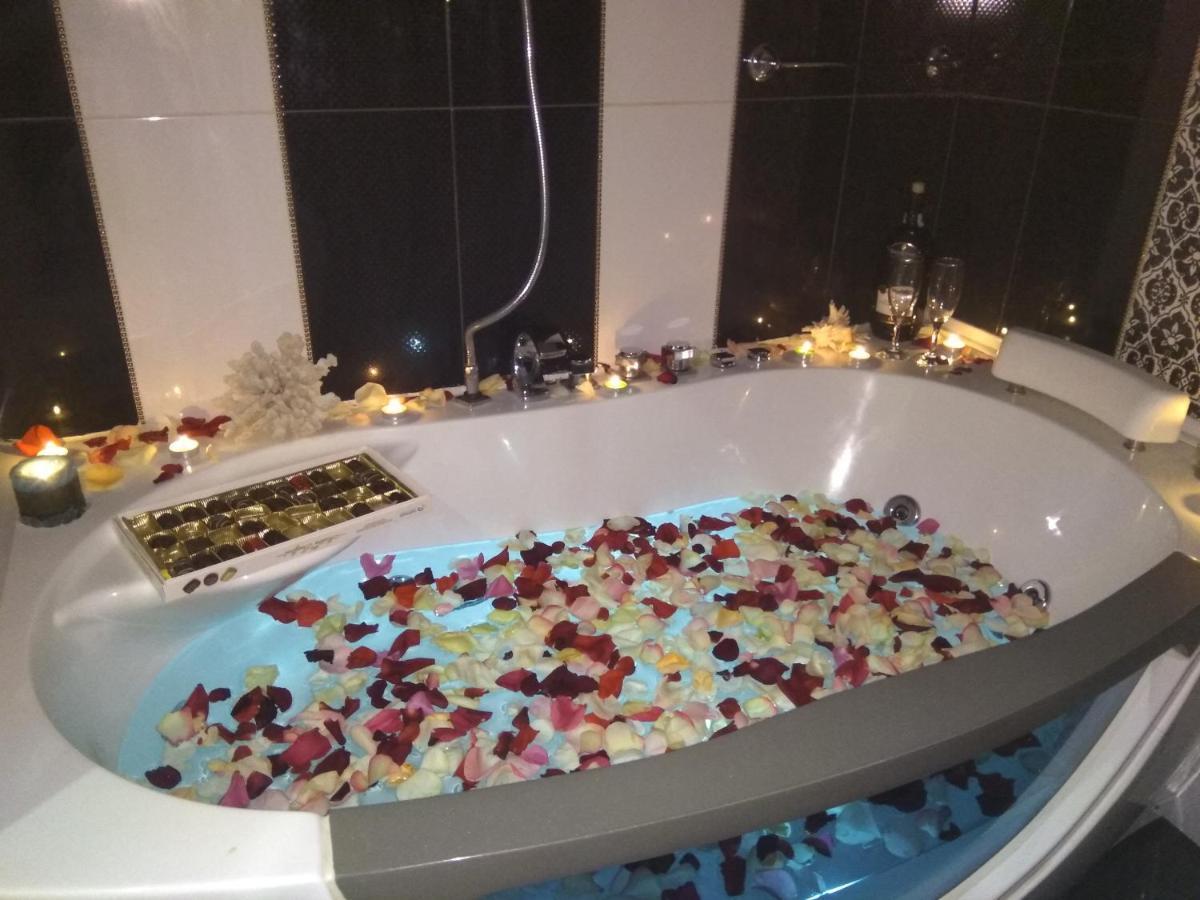 Home In Center With Jacuzzi Ивано-Франковск Экстерьер фото