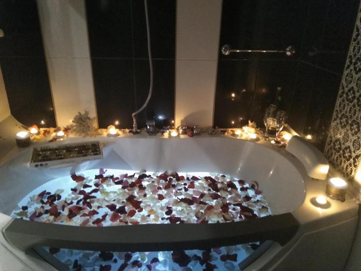 Home In Center With Jacuzzi Ивано-Франковск Экстерьер фото